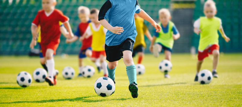 Lý do nên để trẻ nhỏ chơi đá bóng?